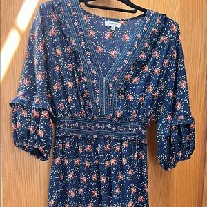 Beautiful floral dress. Size small. The dress comes to the middle of my calf.